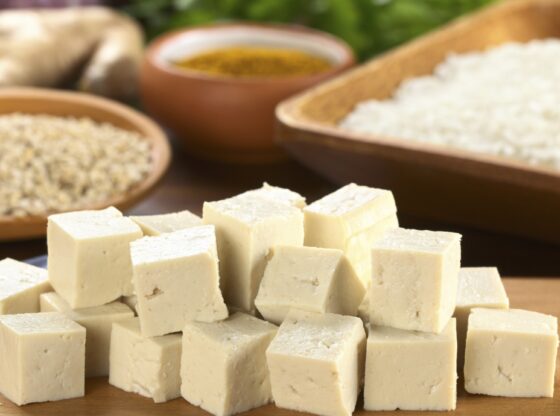 tofu 11 560x416 - Çka është tofu (dhe si ta bëni “të ngrënshëm”)