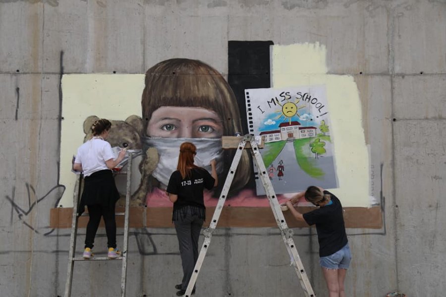 auto murali1 shkolla15901292961 - Murali për pandeminë në Ferizaj zë vend në mediumin prestigjioz britanik