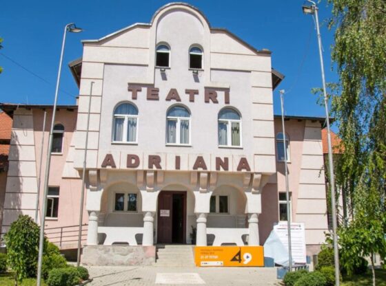 Teatri Adriana 1024x5761 1 560x416 - Pandemia privon Ferizajn nga kryengjarja kulturore