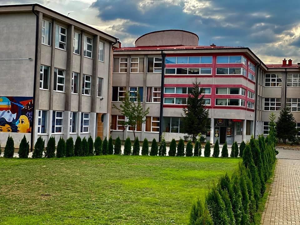 120463525 3431128303599647 5550776251239381789 n1 - 5 raste pozitive me COVID në shkollën Tefik Çanga në Ferizaj, kalohet në mësim online