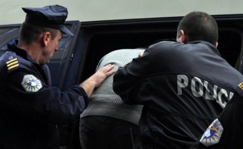 auto arrestime 2020 3 11600252906 - Arrestohen 3 persona në Ferizaj, dyshohen për shitjen e kartelave të kreditit, fjalëkalimeve e numrave të telefonit