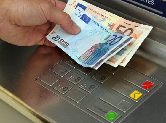 auto euro bankomat15154360621 560x416 - Tentohet të hapet me forcë një bankomat në Ferizaj, rasti nën hetime