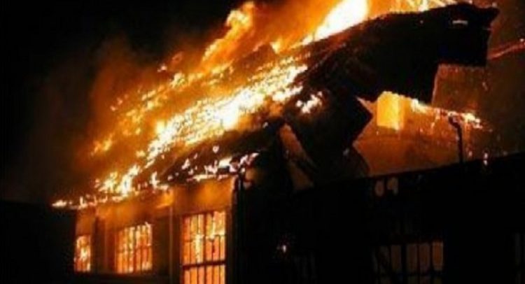 auto zjarr 01485368823 750x406 1 - Një përson vdes në Ferizaj, pasi një shtëpi përfshihet nga zjarri