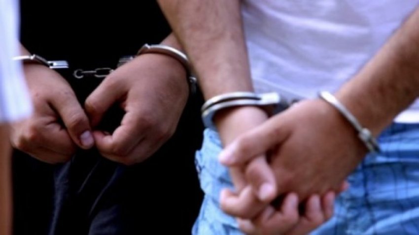 auto arrestime 480x270 780x4391601539735 1 - Arrestohen dy persona në Ferizaj, Policia gjenë substancë narkotike në veturën e tyre
