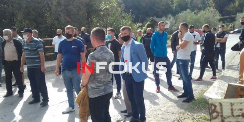 w 2 - Me goma e gurë banorët bllokojnë rrugën Ferizaj-Brezovicë