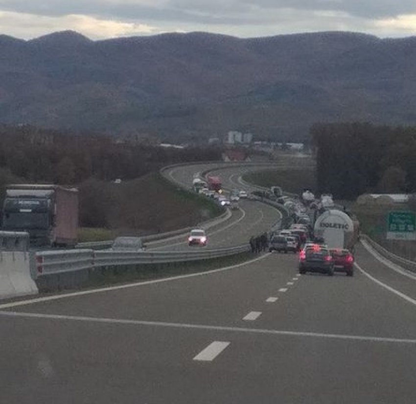 w 1 - Aksident në autostradën Ferizaj-Shkup, shkaktohet kolonë e veturave