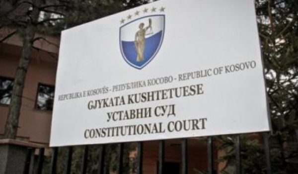 auto u2 gjykata kushtetuese e kosoves21540447017 750x350 1 600x3501 1 - Zyrtare: Gjykata Kushtetuese rrëzon Qeverinë Hoti, vendi shkon në zgjedhje