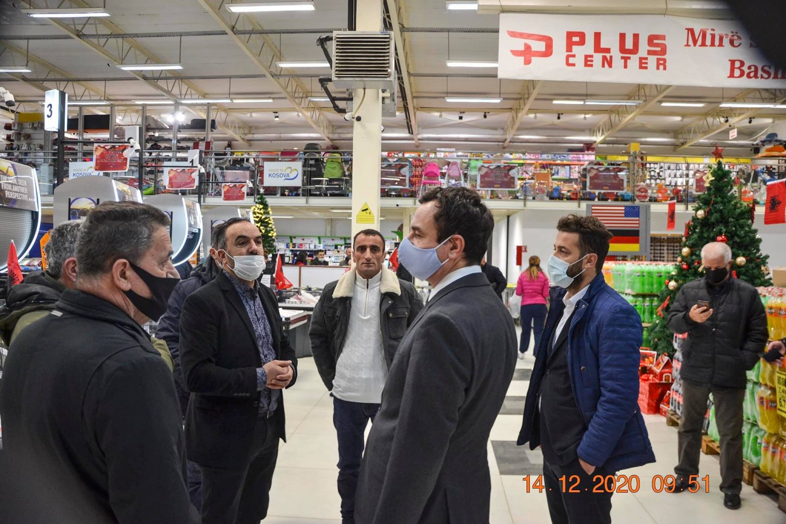 w 33 - Albin Kurti viziton qendrën tregtare në Ferizaj që nuk mban produkte të Serbisë