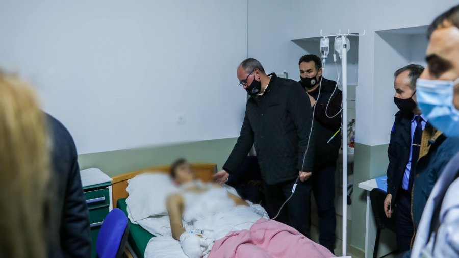 w 14 - Agim Aliu viziton të lënduarit nga shpërthimi në Ferizaj