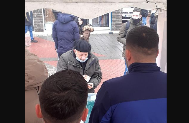 w 20 - Pensionisti dhuron para nga pensioni i tij për të ndihmuar të lënduarit në Ferizaj (FOTO)