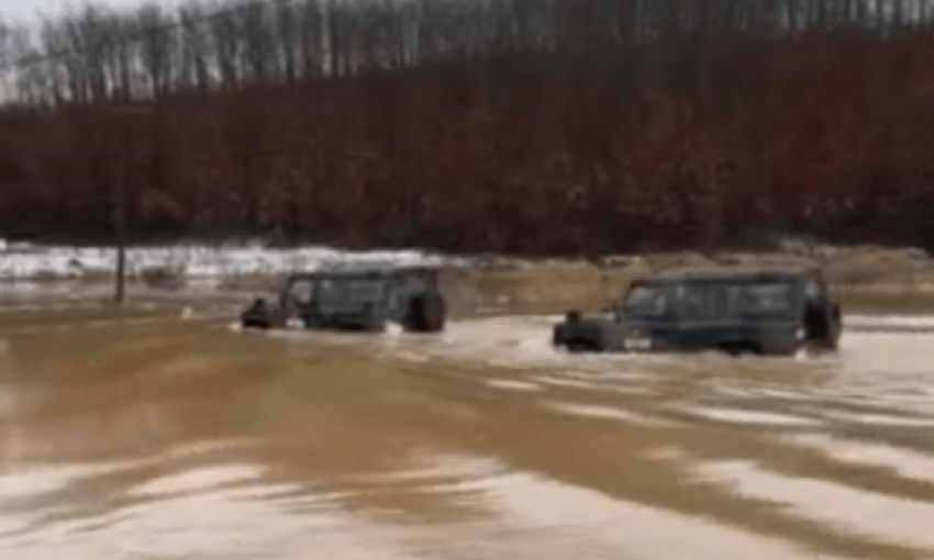 w 21 - KFOR-i ia del, dy vetura kalojnë këtë thellësi të madhe në fshatin Sojevë (VIDEO)