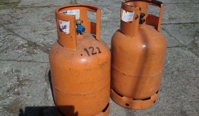 w 32 - Inspektorët bëjnë ekzaminimin e bombolave të gazit pas shpërthimit në Ferizaj