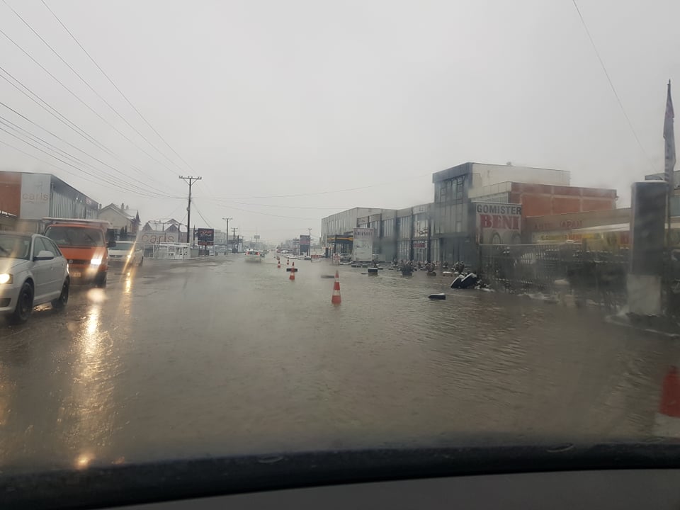 w 54 - Vërshohet rruga në magjistralen Ferizaj-Prishtinë (FOTO)