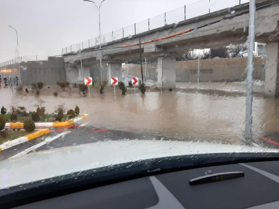 w 64 - Për shkak të reshjeve të shumta, rruga në Varosh të Ferizajt vërshohet nga shiu