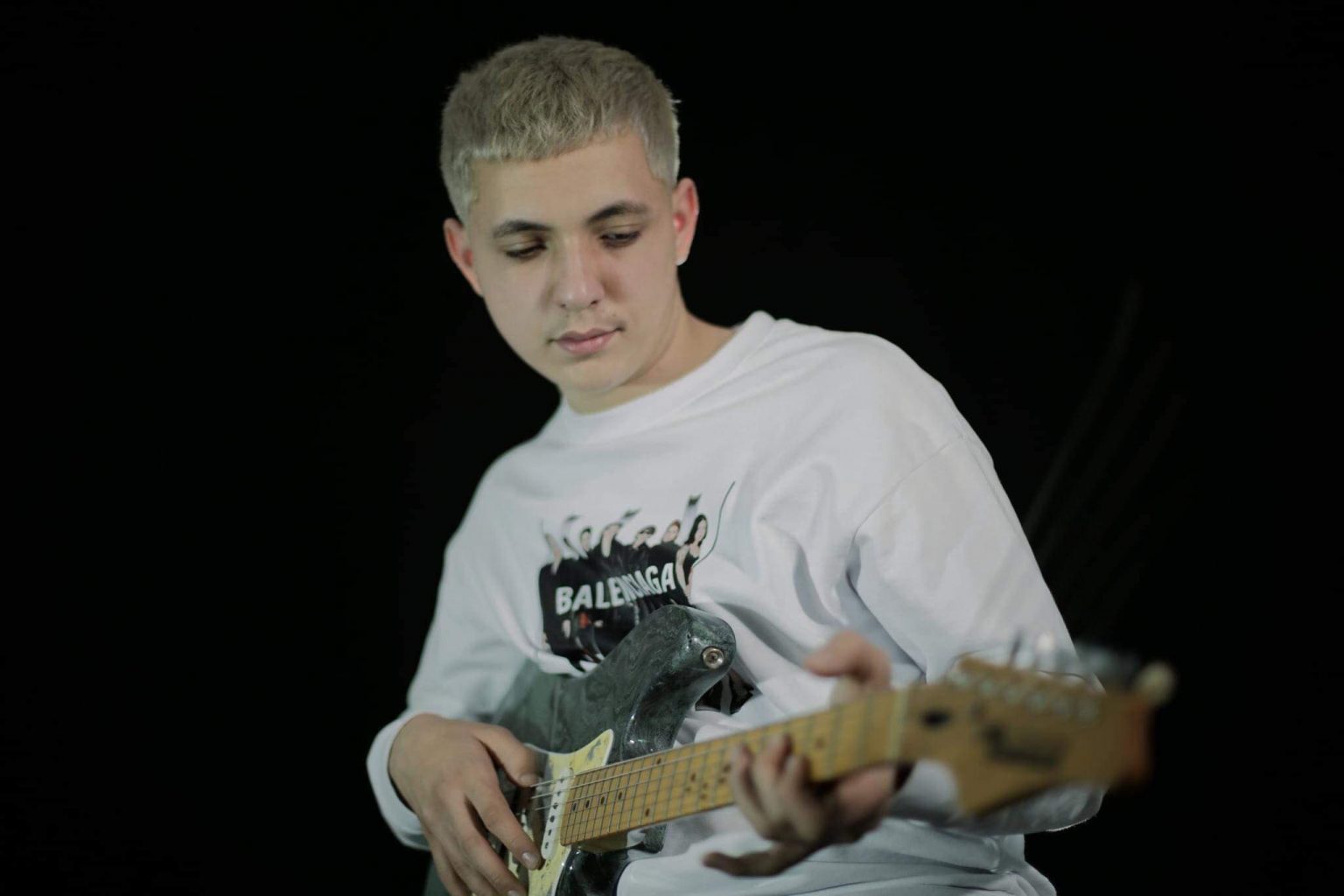 w 5 - Erik Grainca, 15 vjeçari që premton shumë në muzikë