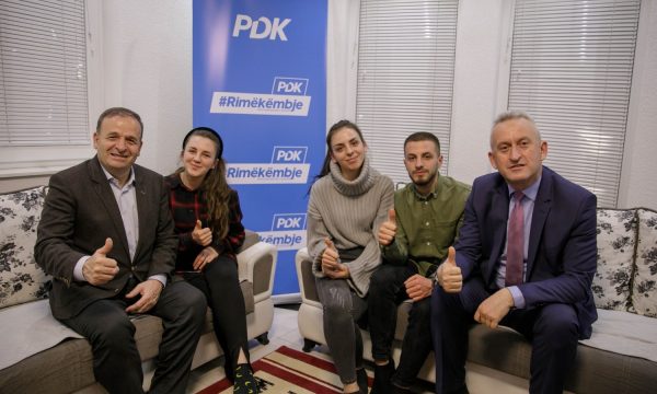 w - Tre ish-anëtarë të Vetëvendosjes në Ferizaj i bashkohen PDK-së