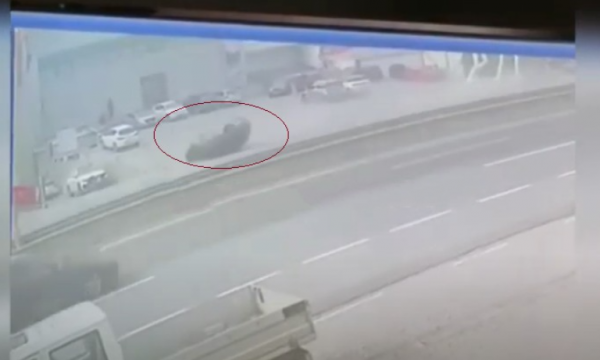 Screenshot 3 19 600x360 11 - Pamje nga momenti i përplasjes së automjetit në aksidentin në magjistralen Prishtinë-Ferizaj