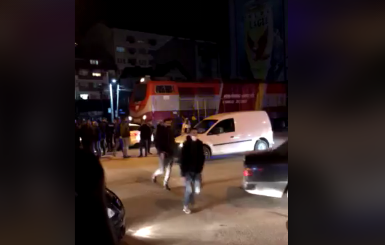 yihkjljl 11 - Treni godet një veturë në Ferizaj (VIDEO)