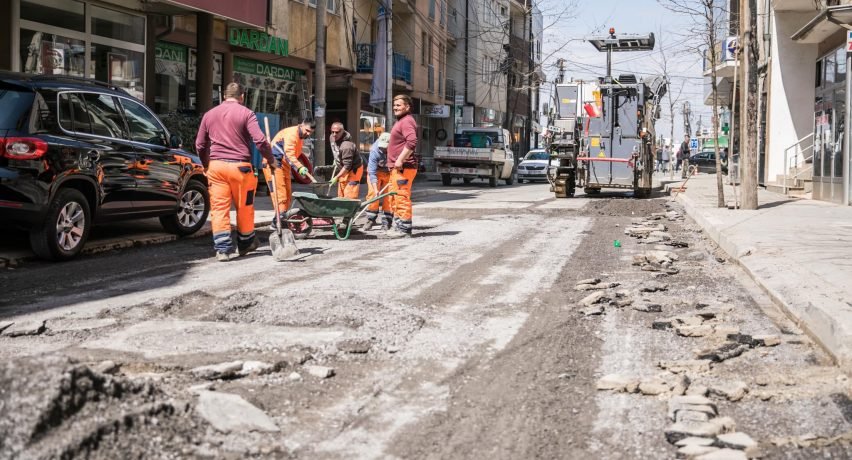 hhhgg1 - Aliu: Po riparohet rruga që mundëson qarkullimin në qendër të qytetit të Ferizajt