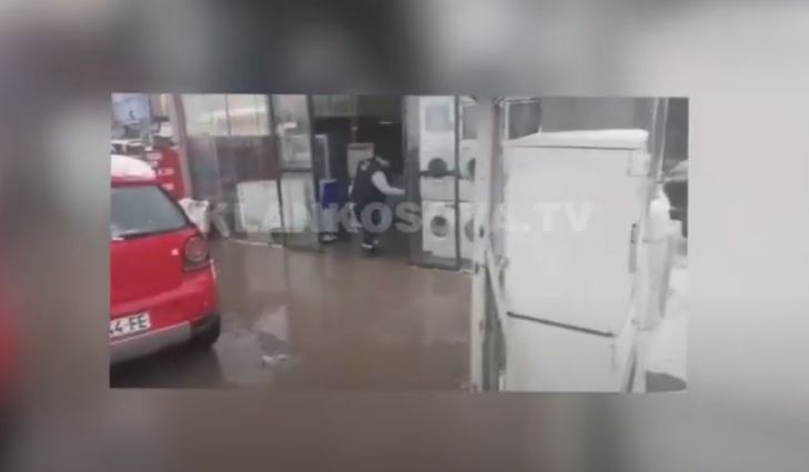 w 3 - Reshjet e fundit, uji hyn në një biznes në magjistalen Prishtinë – Ferizaj (VIDEO)