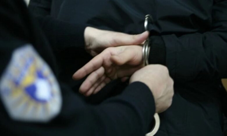 Policia Kosoves pranga 780x4701 1 - Arrestohet ferizajasi që rrahu nënën e tij