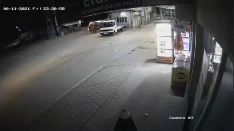 ferizaj aksident - Kamera filmoi gjithçka/ Kështu u rrotullua mbrëmë një makinë në Ferizaj