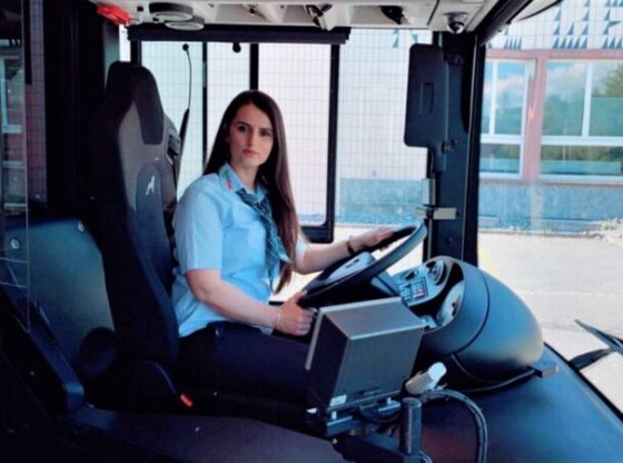 Teuta Mustafa eshte 31 vjecarja shqiptare e cila la Kosoven per tu bere shofere autobusi ne Zvicer1 560x416 - Teuta Mustafa është 31-vjeçarja Ferizajase e cila la Kosovën për t’u bërë shofere autobusi në Zvicër