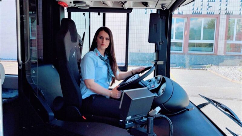 Teuta Mustafa eshte 31 vjecarja shqiptare e cila la Kosoven per tu bere shofere autobusi ne Zvicer1 - Teuta Mustafa është 31-vjeçarja Ferizajase e cila la Kosovën për t’u bërë shofere autobusi në Zvicër