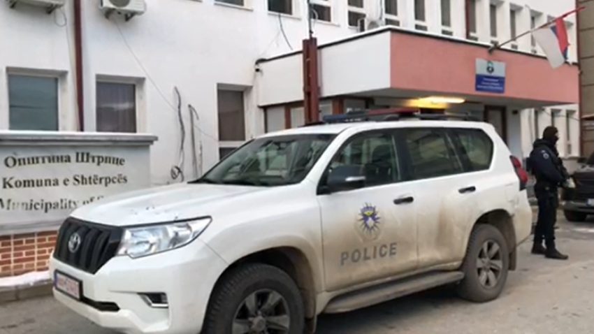 auto policia 780x43916400738401 1 - Policia konfirmon aksionin në rajonin e Prishtinës dhe Ferizajt, arrestohen disa persona për ndërtime pa leje