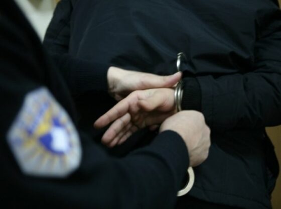 policia arrestim e14657272565991 560x416 - Ferizaj, 12 vite burgim dhe 25 mijë euro gjobë ndaj dy personave për blerje e shitje të drogës