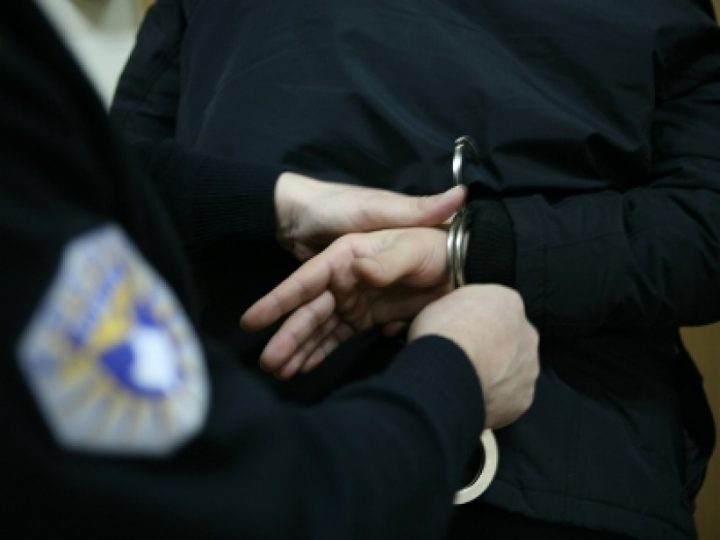policia arrestim e14657272565991 - Ferizaj, 12 vite burgim dhe 25 mijë euro gjobë ndaj dy personave për blerje e shitje të drogës