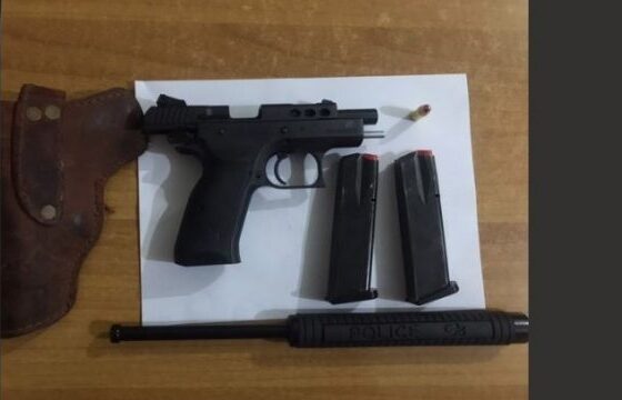arme 600x3601 1 560x360 - Policia në Ferizaj i gjen një 36 vjeçari në veturë një armë dhe një shufër metalike