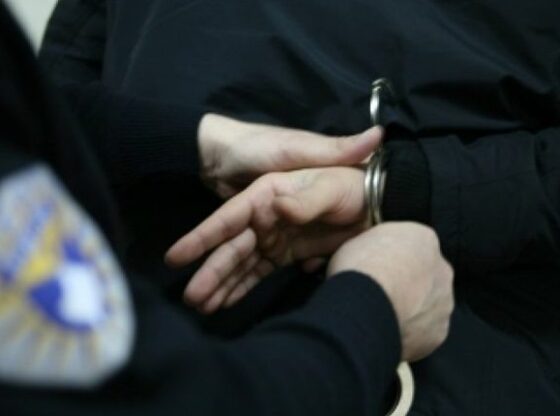 policia arrestim e1465727256599 720x4301 1 560x416 - Arrestohen pesë persona pas mesnatës në një lokal në Gërlic të Ferizajt, njëri prej tyre dërgohet në mbajtje