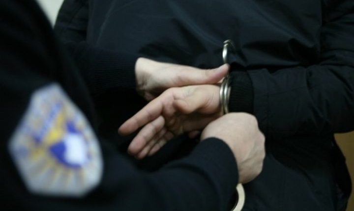 policia arrestim e1465727256599 720x4301 1 - Arrestohen pesë persona pas mesnatës në një lokal në Gërlic të Ferizajt, njëri prej tyre dërgohet në mbajtje