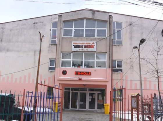 shkolla ahmet hoxha 870x5221 1 560x416 - Shkolla “Ahmet Hoxha” nga sot me mësim online