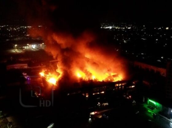 Zjarri viva fresh ferizaj dron 780x439 11 560x416 - VIDEO: Zjarr i madh përfshin supermarketin “Viva Fresh Store” në Ferizaj