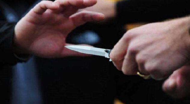 thika1 - 29-vjeçarja nga Ferizaj e therr me thikë burrin e saj, ai përfundon në spital