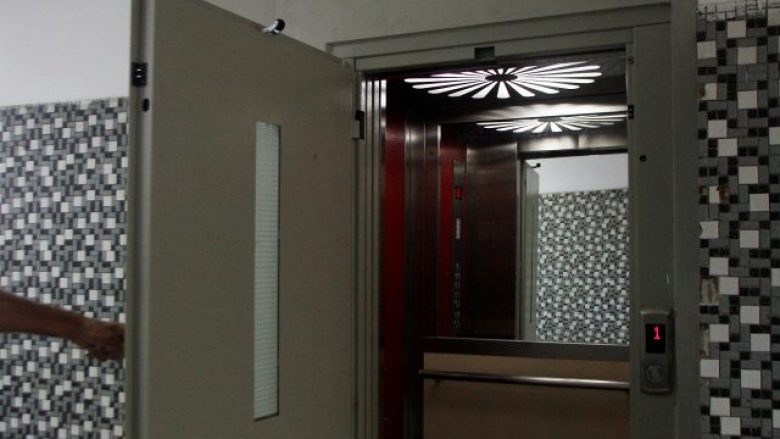 Ashensor 2 780x4391 1 - Lëvizje të pakontrolluara të ashensorit në një banesë në Ferizaj, një femër merr lëndime trupore