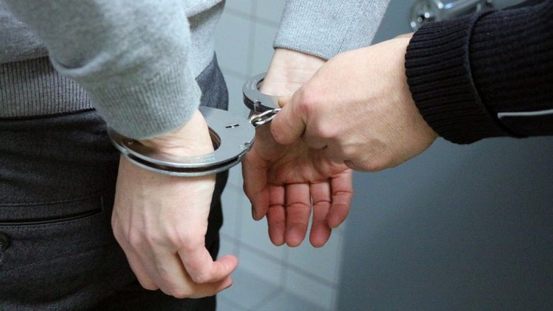 arrestim 780x4391 1 - Arrestohet i dyshuari për grabitje në Ferizaj