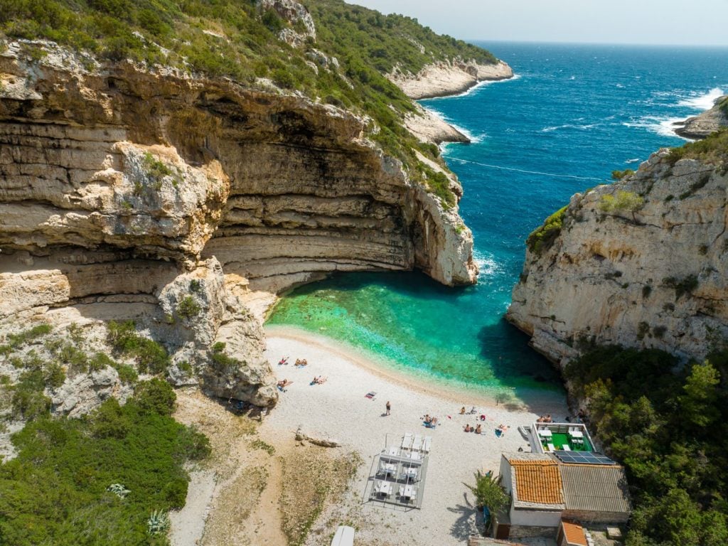 stiniva beach vis 8 1024x768 1 - 8 plazhet më të bukura të Kroacisë