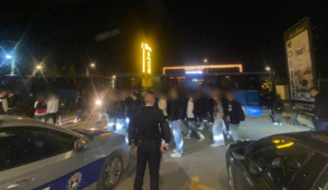 D4E576DF 63C7 4C5E 98D5 9F23668660941 300x174 - Policia në Ferizaj me kontrolle në autobusët urban ku shumica e udhëtarëve ishin nxënës – në dyshemenë e autobusit u gjetën armë zjarri, thika dhe boks hekuri