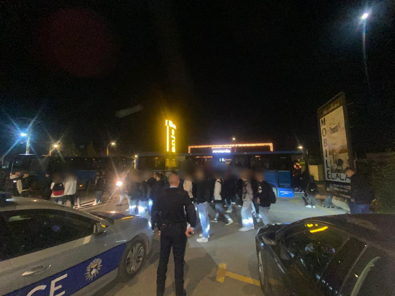 IMG 20241015 WA0033 11 - Policia në Ferizaj me kontrolle në autobusët urban ku shumica e udhëtarëve ishin nxënës – në dyshemenë e autobusit u gjetën armë zjarri, thika dhe boks hekuri