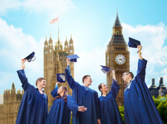 Students graduating in London 768x500 1 560x416 - Studime në Angli: Mundësi për të ardhmen tuaj akademike