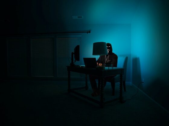 deep web cover 560x416 - Çfarë Është Dark Web dhe Pse Duhet të Kujdeseni?