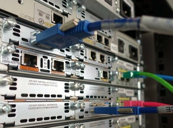 Familiarity with the main components of Cisco routers 560x416 - Si të Konfigurosh një Router Cisco – Udhëzues Praktik për Fillestarët