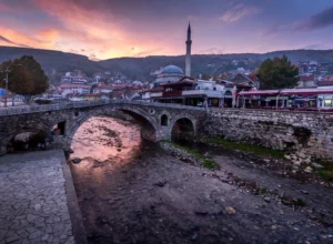 Prizren Kosovo Bridge Depositphotos 179338606 m 2015 1 300x220 - Antropologjia e Ballkanit
