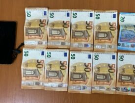 auto para euro ferizaj1766510983 275x210 - Qytetarja nga Ferizaji gjen 470 euro në tokë, i dorëzon menjëherë në Polici