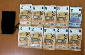 auto para euro ferizaj1766510983 300x193 - Qytetarja nga Ferizaji gjen 470 euro në tokë, i dorëzon menjëherë në Polici
