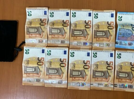 auto para euro ferizaj1766510983 560x416 - Qytetarja nga Ferizaji gjen 470 euro në tokë, i dorëzon menjëherë në Polici