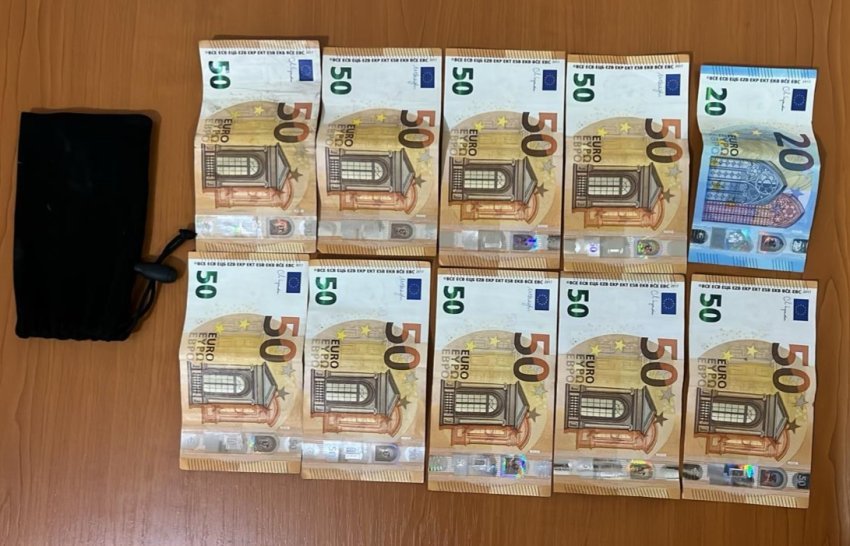 auto para euro ferizaj1766510983 - Qytetarja nga Ferizaji gjen 470 euro në tokë, i dorëzon menjëherë në Polici
